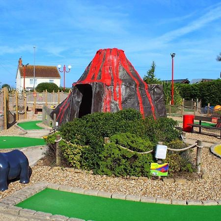 Palm Grove 2- Golden Palm - Pet Friendly, Wifi, Bed Linen, Central Heating - Meadow Lakes Caravan & Lodge Hire Chapel Saint Leonards Exterior photo