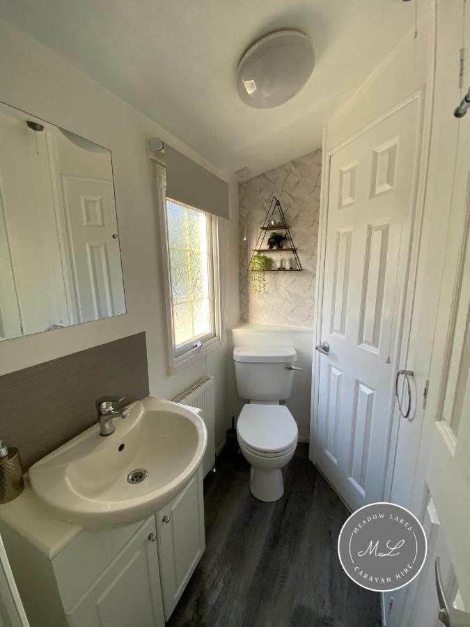 Palm Grove 2- Golden Palm - Pet Friendly, Wifi, Bed Linen, Central Heating - Meadow Lakes Caravan & Lodge Hire Chapel Saint Leonards Exterior photo