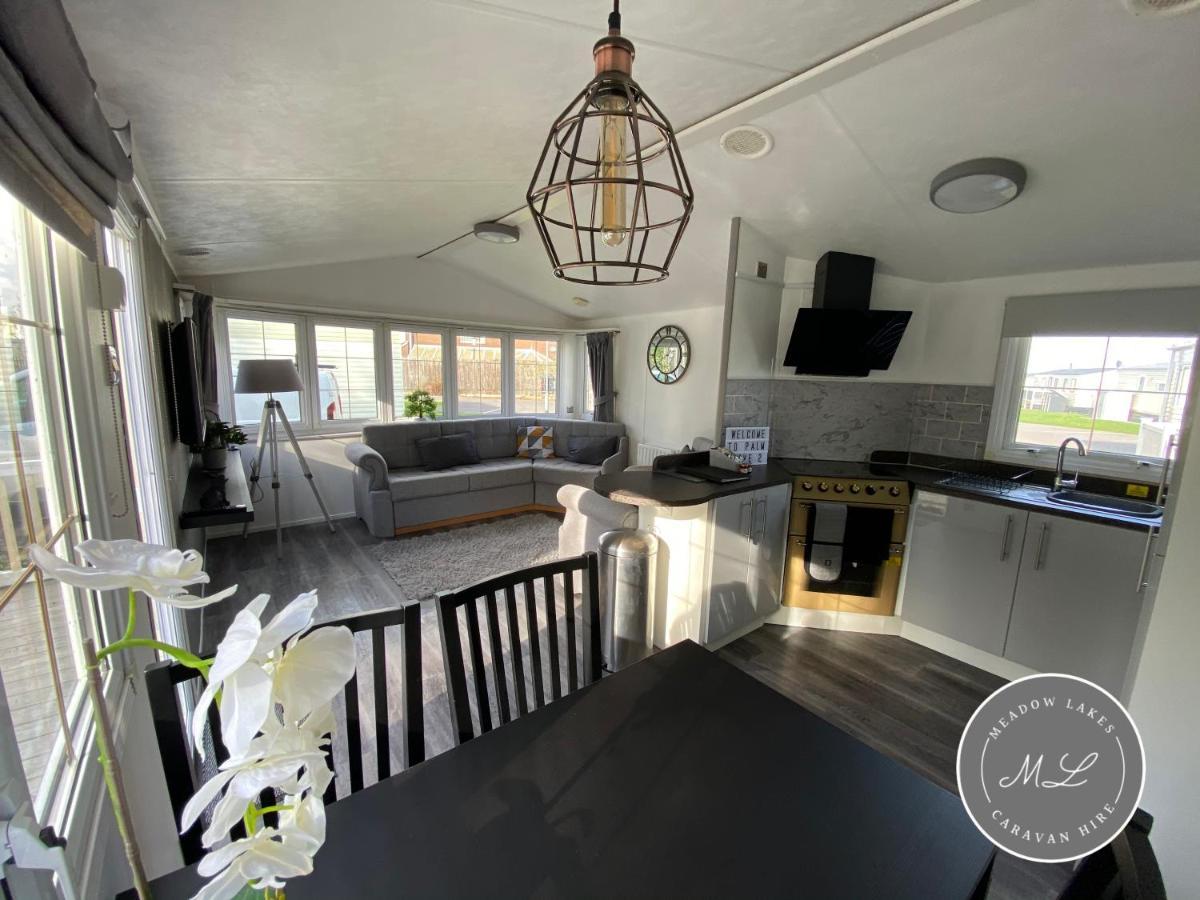 Palm Grove 2- Golden Palm - Pet Friendly, Wifi, Bed Linen, Central Heating - Meadow Lakes Caravan & Lodge Hire Chapel Saint Leonards Exterior photo