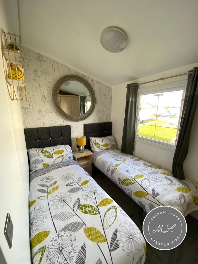 Palm Grove 2- Golden Palm - Pet Friendly, Wifi, Bed Linen, Central Heating - Meadow Lakes Caravan & Lodge Hire Chapel Saint Leonards Exterior photo
